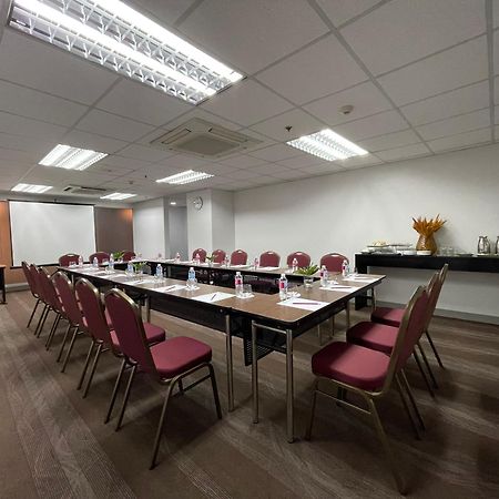 Go Hotels Plus Mandaluyong Екстер'єр фото