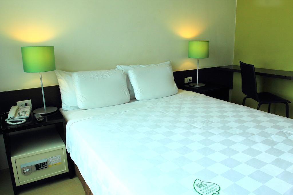 Go Hotels Plus Mandaluyong Номер фото
