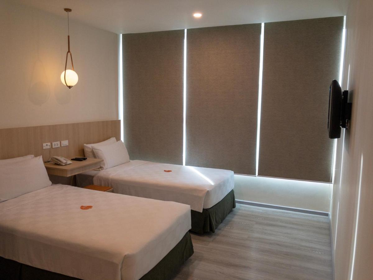 Go Hotels Plus Mandaluyong Екстер'єр фото