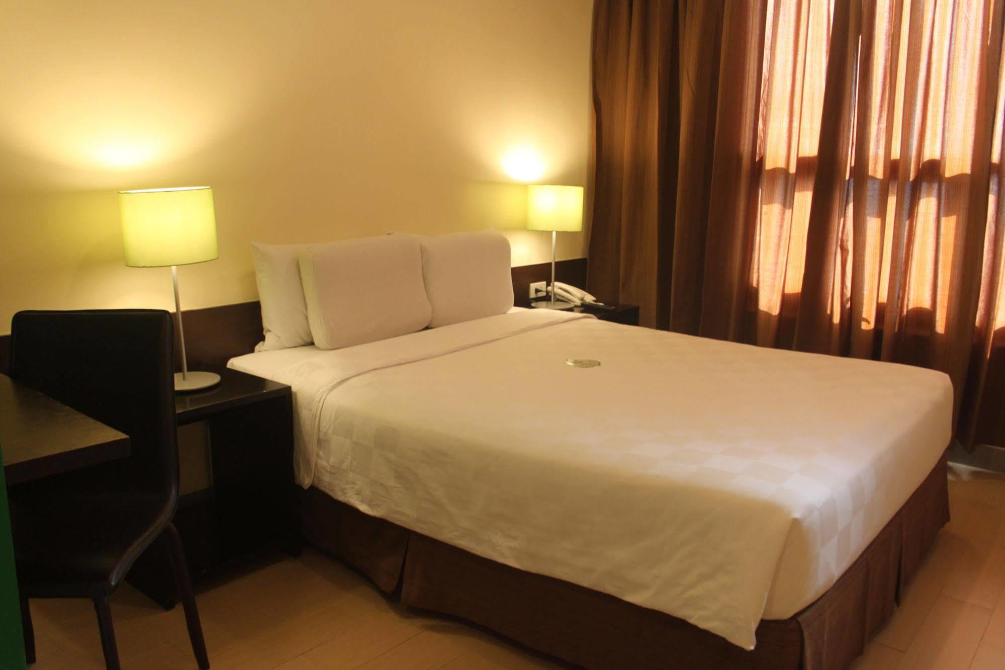 Go Hotels Plus Mandaluyong Екстер'єр фото