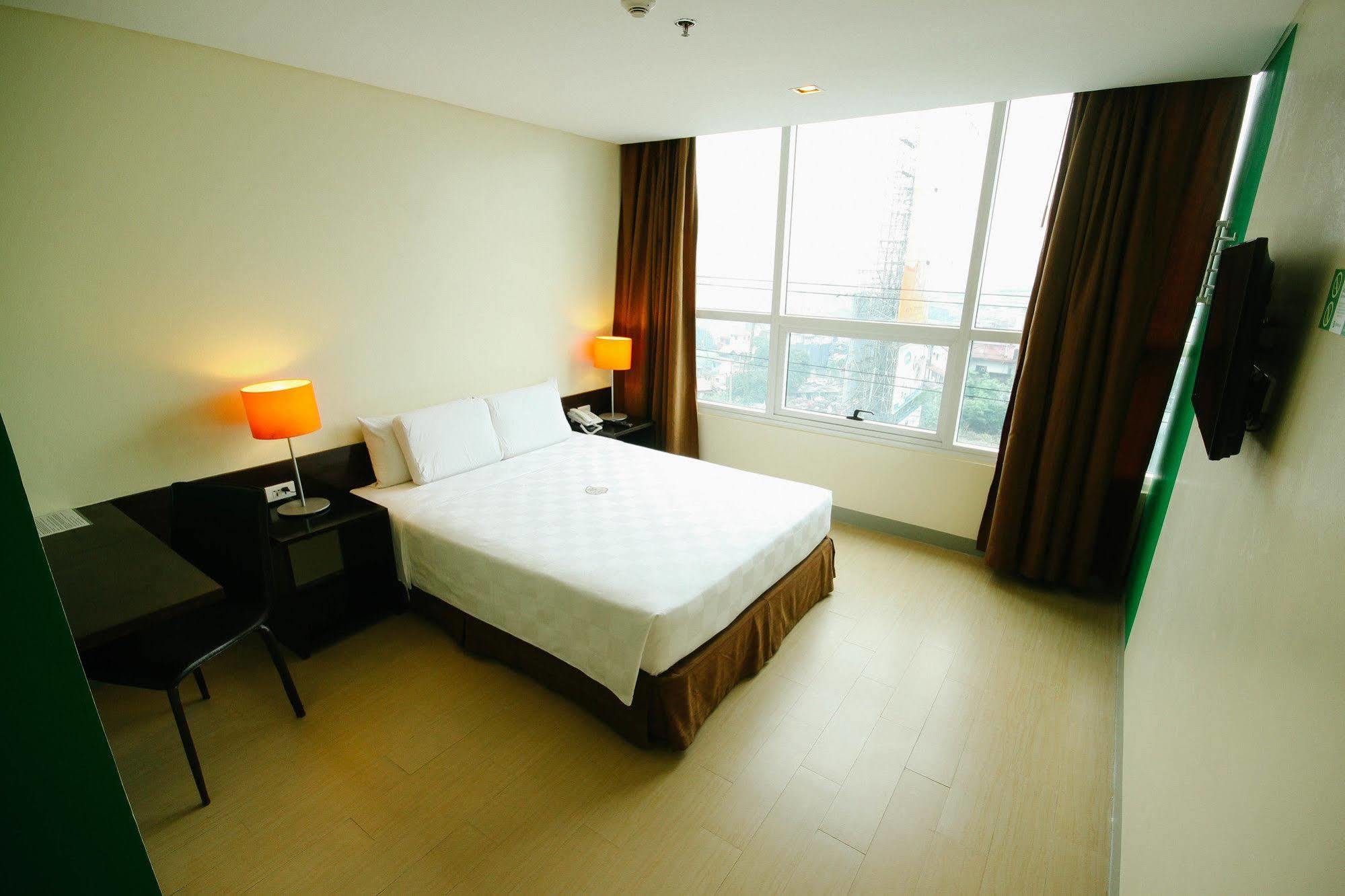 Go Hotels Plus Mandaluyong Екстер'єр фото