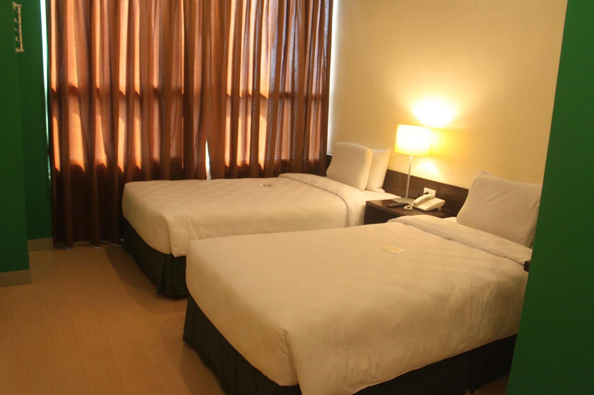 Go Hotels Plus Mandaluyong Екстер'єр фото